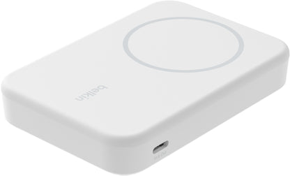 Batería Externa Inalámbrica Belkin BoostCharge Pro con Soporte, 8000mAh, 15W, FQI, 1 x QI - 1 x USB-C, Blanca BPD007btWH