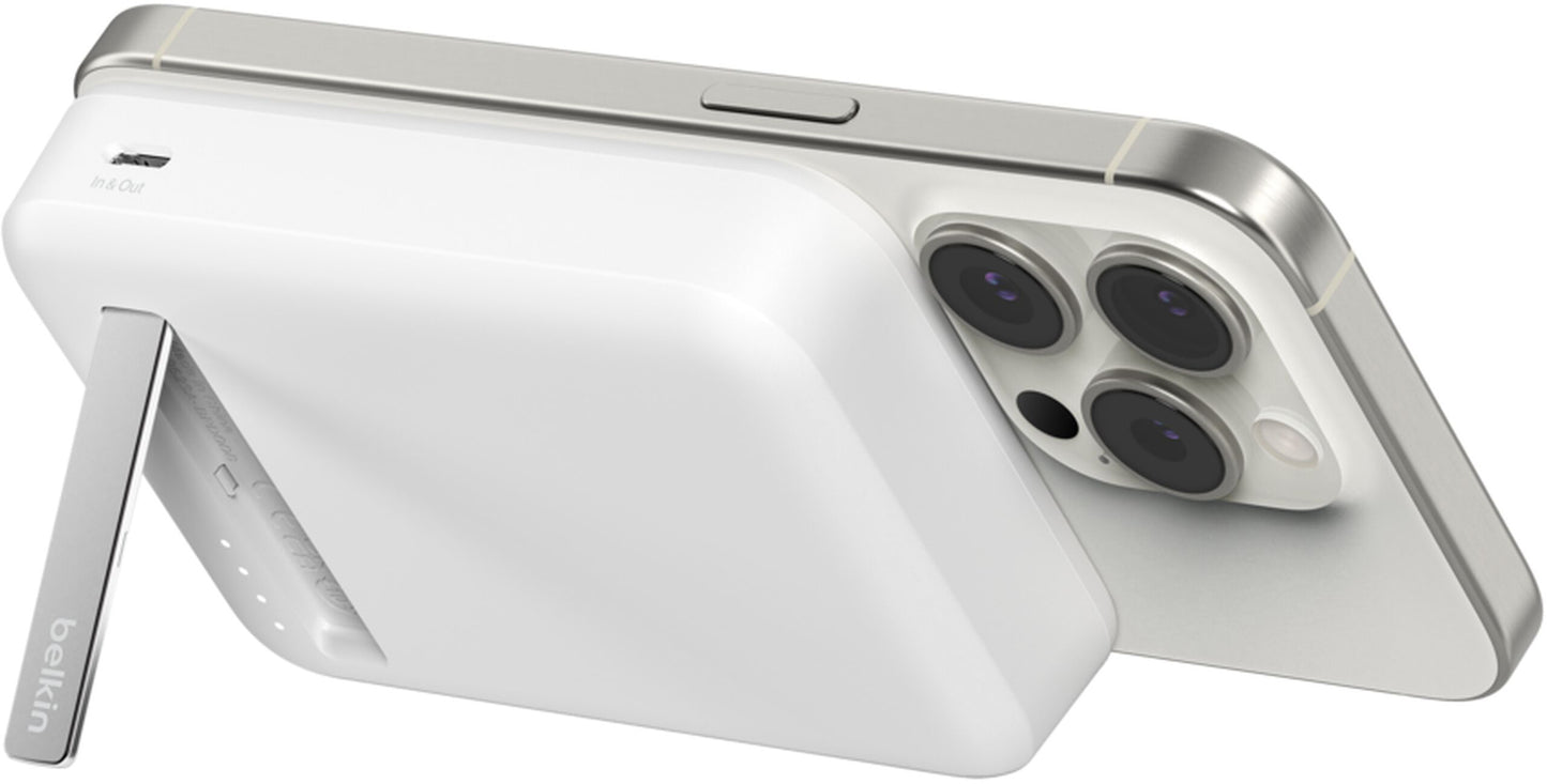 Batería Externa Inalámbrica Belkin BoostCharge Pro con Soporte, 10000mAh, 15W, FQI, 1 x QI - 1 x USB-C, Blanca BPD008btWH