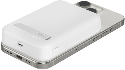 Batería Externa Inalámbrica Belkin BoostCharge Pro con Soporte, 10000mAh, 15W, FQI, 1 x QI - 1 x USB-C, Blanca BPD008btWH