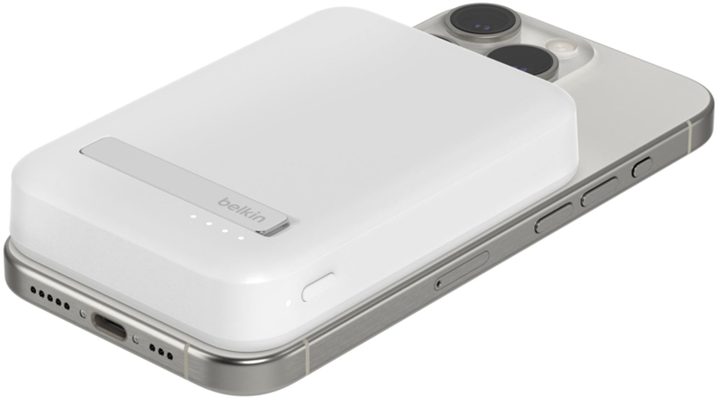 Batería Externa Inalámbrica Belkin BoostCharge Pro con Soporte, 8000mAh, 15W, FQI, 1 x QI - 1 x USB-C, Blanca BPD007btWH