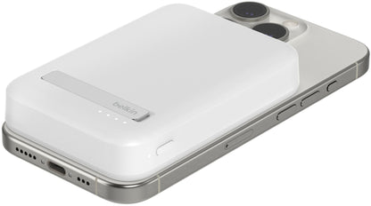 Batería Externa Inalámbrica Belkin BoostCharge Pro con Soporte, 8000mAh, 15W, FQI, 1 x QI - 1 x USB-C, Blanca BPD007btWH