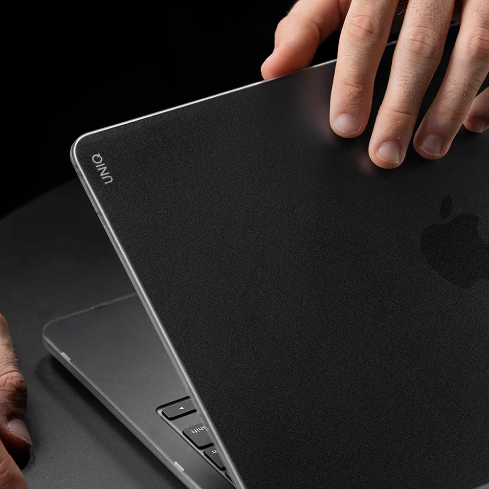 Funda UNIQ Claro para Apple MacBook Pro 16 pulgadas (2026) / (2024) / (2023) / (2021), Gris Mate