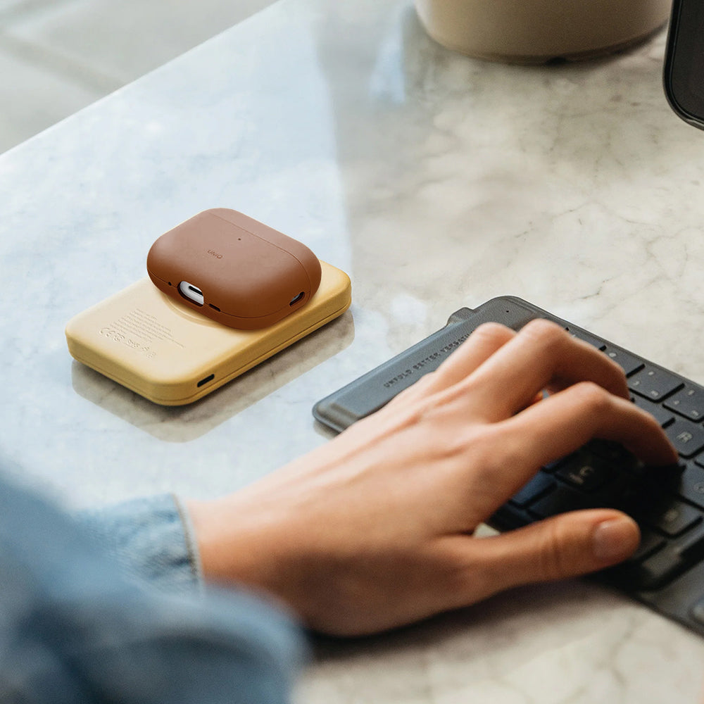 Funda UNIQ Lyden Vex para Apple AirPods Pro 3, Marrón