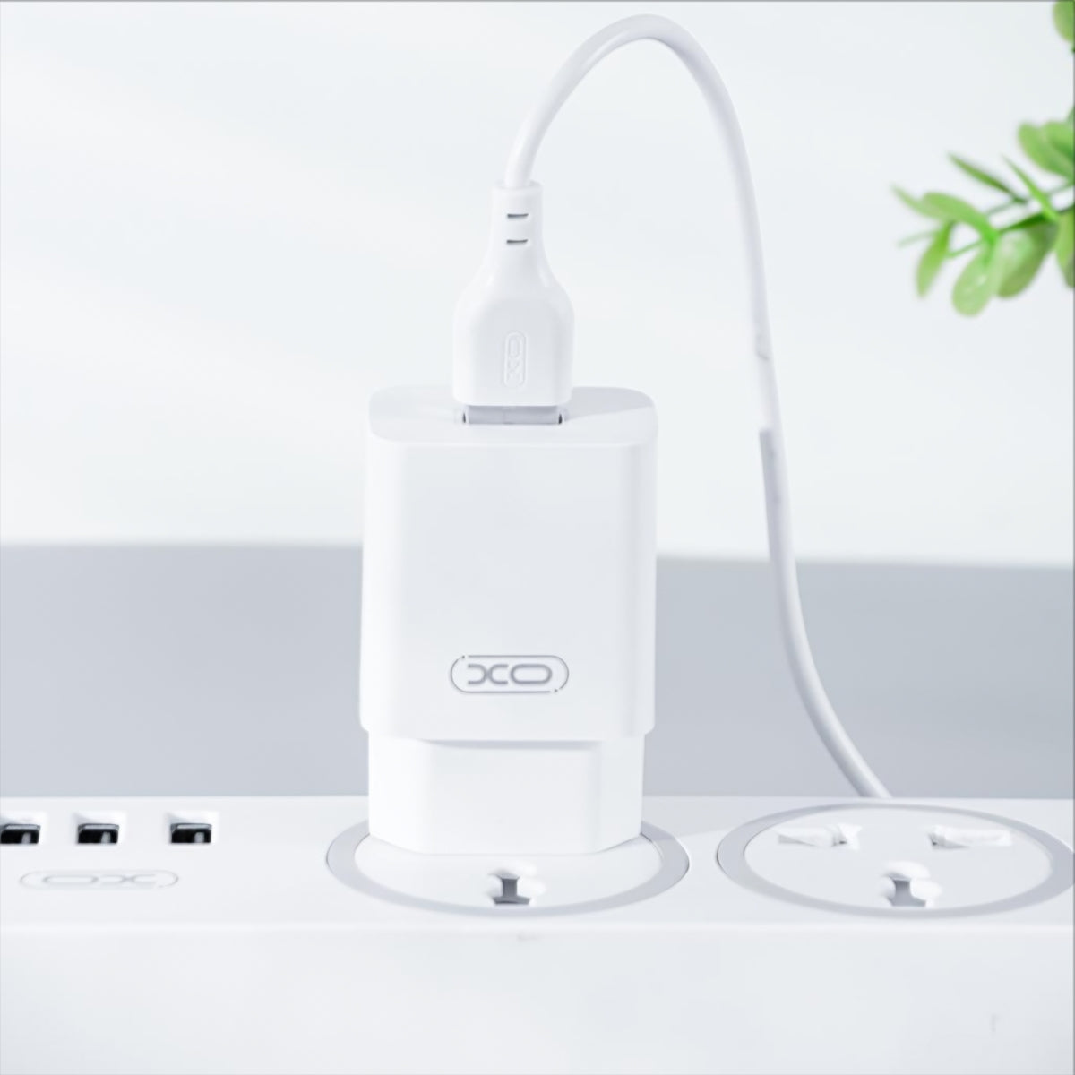 Cargador de Red con Cable USB-C XO Design L99, 12W, 2.4A, 1 x USB-A, Blanco